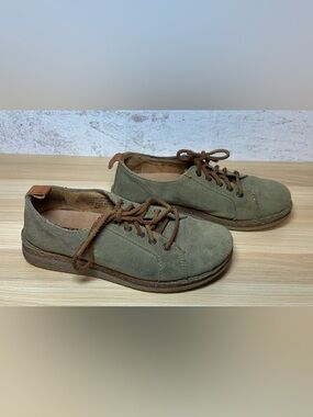 BORN Woman’s Olive Leather Lace-Up Shoes with Brown leather accents. Sz 7.5